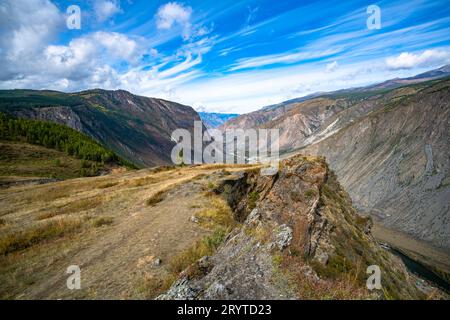 Vista della valle di Chulyshman con il fiume Chulyshman al passo Katu-Yaryk. Repubblica Altai, Siberia, Russia Foto Stock