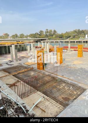 Avanzamento di un progetto di costruzione di abitazioni, casseforme e pavimentazione in calcestruzzo Foto Stock