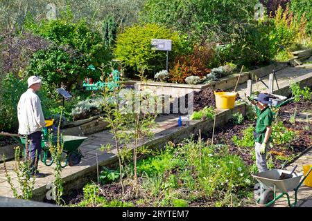 I giardinieri che lavorano nei giardini del museo Horniman hanno incassato i letti da giardino nell'autunno settembre 2023 Forest Hill Dulwich South London Inghilterra UK KATHY DEWITT Foto Stock