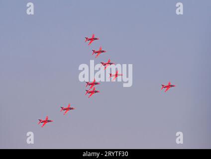 Le FRECCE ROSSE sorvolano l'aeroporto John Lennon di Liverpool in formazione in rotta verso BLACKPOOL, la loro base per il SOUTHPORT AIRSHOW Foto Stock