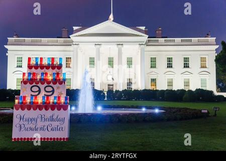 Washington, Stati Uniti. 1 ottobre 2023. Una gigantesca mostra di torta di compleanno in legno illuminata in onore del 99° compleanno dell'ex presidente Jimmy Carter sul prato nord della Casa Bianca, 1 ottobre 2023 a Washington, DC Credit: Handout/White House Photo/Alamy Live News Foto Stock