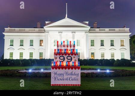 Washington, Stati Uniti. 1 ottobre 2023. Una gigantesca mostra di torta di compleanno in legno illuminata in onore del 99° compleanno dell'ex presidente Jimmy Carter sul prato nord della Casa Bianca, 1 ottobre 2023 a Washington, DC Credit: Handout/White House Photo/Alamy Live News Foto Stock