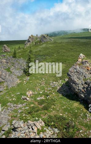 Scogliere di pietra sul lato della montagna. Catena montuosa Seminsky in Altai Foto Stock