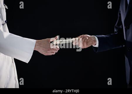 Uomo che offre un lotto di banconote da cento dollari. Mani da vicino. Foto Stock