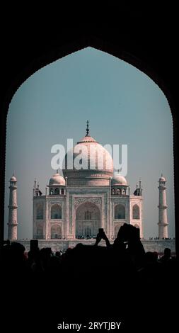 Un arco incornicia la vista lontana di un edificio moderno nel Taj Mahal, Agra Foto Stock