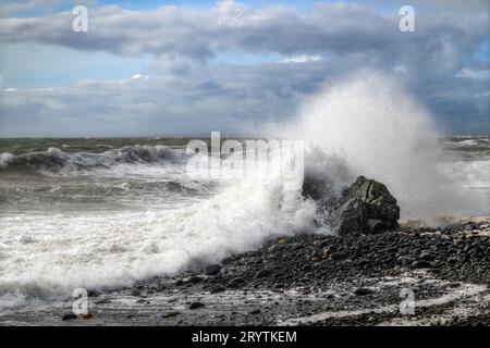 Onde che si infrangono a Port Castle Bay sulla Galloway Coast vicino a Whithorn Foto Stock