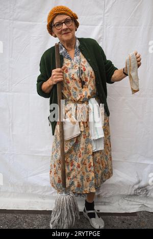 Reenactor, peggy, parte della rievocazione Cholsey and wallingford del weekend Back to the 40. Wallingford, Oxfordshire, inghilterra, Regno Unito. Lavoro occupato Foto Stock