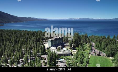 Un primo piano del Northshore Lake Tahoe in una giornata di sole Foto Stock