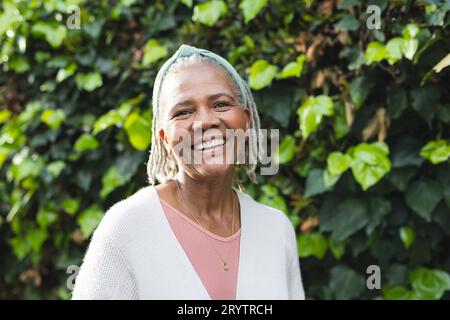Ritratto di una donna afroamericana anziana felice in giardino Foto Stock