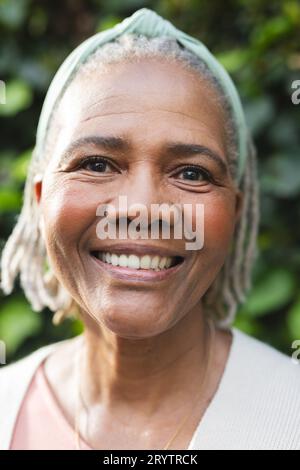 Ritratto di una donna afroamericana anziana felice in giardino Foto Stock