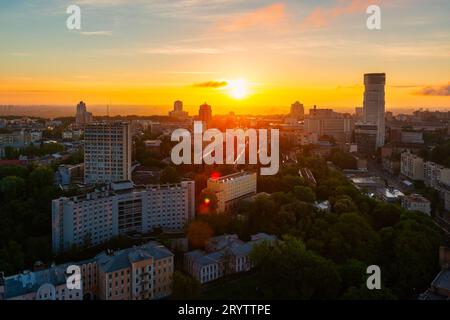 Vista panoramica della città di Kiev, Ucraina, la mattina presto con il sorgere del sole sul quartiere di Pechersk Foto Stock