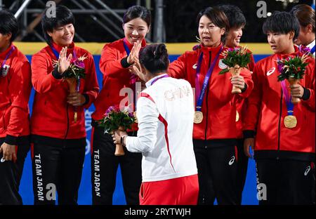 Shaoxing, provincia cinese di Zhejiang. 2 ottobre 2023. Wang LAN of China saluta gli atleti giapponesi durante la cerimonia della medaglia per il softball femminile ai 19 Giochi asiatici di Shaoxing, nella provincia dello Zhejiang orientale della Cina, 2 ottobre 2023. Crediti: Yang Guanyu/Xinhua/Alamy Live News Foto Stock