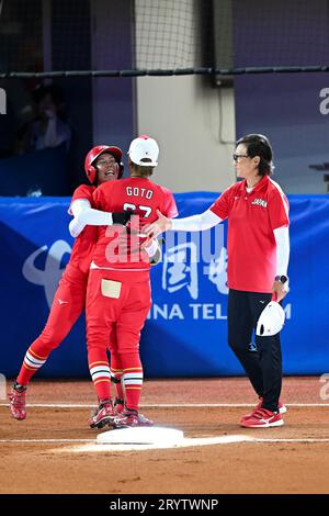 Shaoxing, provincia cinese di Zhejiang. 2 ottobre 2023. I giocatori del Giappone celebrano durante la partita della medaglia d'oro femminile di softball tra Giappone e Cina ai diciannovesimi Giochi asiatici di Shaoxing, nella provincia dello Zhejiang, nella Cina orientale, il 2 ottobre 2023. Crediti: Yang Guanyu/Xinhua/Alamy Live News Foto Stock