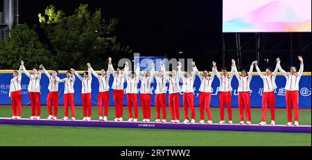 Shaoxing, provincia cinese di Zhejiang. 2 ottobre 2023. Gli atleti cinesi partecipano alla cerimonia della medaglia per il softball femminile ai diciannovesimi Giochi asiatici di Shaoxing, nella provincia dello Zhejiang della Cina orientale, 2 ottobre 2023. Crediti: Yang Guanyu/Xinhua/Alamy Live News Foto Stock