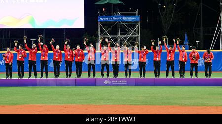 Shaoxing, provincia cinese di Zhejiang. 2 ottobre 2023. Gli atleti giapponesi partecipano alla cerimonia della medaglia per il softball femminile ai diciannovesimi Giochi asiatici di Shaoxing, nella provincia dello Zhejiang della Cina orientale, 2 ottobre 2023. Crediti: Yang Guanyu/Xinhua/Alamy Live News Foto Stock