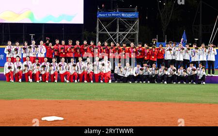 Shaoxing, provincia cinese di Zhejiang. 2 ottobre 2023. Le atlete partecipano alla cerimonia della medaglia per il softball femminile ai diciannovesimi Giochi asiatici a Shaoxing, nella provincia dello Zhejiang della Cina orientale, 2 ottobre 2023. Crediti: Yang Guanyu/Xinhua/Alamy Live News Foto Stock