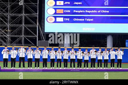 Shaoxing, provincia cinese di Zhejiang. 2 ottobre 2023. Gli atleti del Taipei cinese partecipano alla cerimonia della medaglia per il softball femminile ai diciannovesimi Giochi asiatici a Shaoxing, nella provincia dello Zhejiang della Cina orientale, 2 ottobre 2023. Crediti: Yang Guanyu/Xinhua/Alamy Live News Foto Stock