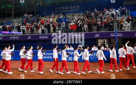 Shaoxing, provincia cinese di Zhejiang. 2 ottobre 2023. Gli atleti cinesi reagiscono dopo la cerimonia della medaglia per il softball femminile ai diciannovesimi Giochi asiatici a Shaoxing, nella provincia dello Zhejiang, nella Cina orientale, 2 ottobre 2023. Crediti: Yang Guanyu/Xinhua/Alamy Live News Foto Stock