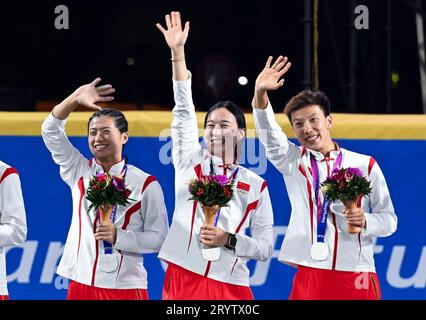 Shaoxing, provincia cinese di Zhejiang. 2 ottobre 2023. Gli atleti cinesi partecipano alla cerimonia della medaglia per il softball femminile ai diciannovesimi Giochi asiatici di Shaoxing, nella provincia dello Zhejiang della Cina orientale, 2 ottobre 2023. Crediti: Yang Guanyu/Xinhua/Alamy Live News Foto Stock