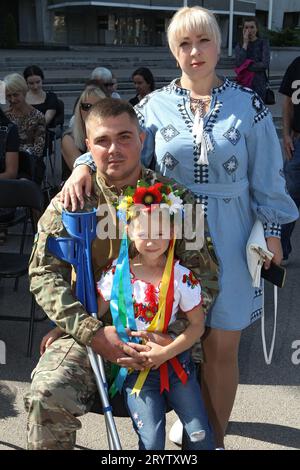 Non esclusiva: DNIPRO, UCRAINA - 01 OTTOBRE 2023 - partecipanti alla cerimonia di apertura dell'installazione temporanea "Croce delle forze Armate dell'U Foto Stock