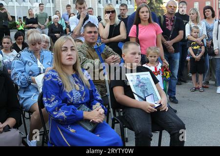 Non esclusiva: DNIPRO, UCRAINA - 01 OTTOBRE 2023 - partecipanti alla cerimonia di apertura dell'installazione temporanea "Croce delle forze Armate dell'U Foto Stock