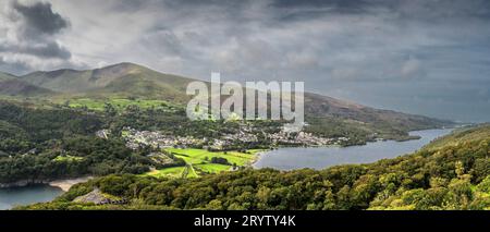 Vista aerea del villaggio gallese di Llanberis e del lago Llyn Padarn dalla cava di ardesia Dinorwig abbandonata nel parco nazionale di Snowdonia Foto Stock