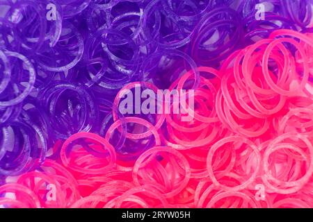 Fasce elastiche rosa e viola per tessere bracciali per bambina/ragazza Foto Stock