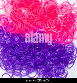 Fasce elastiche rosa e viola per tessere bracciali per bambina/ragazza Foto Stock