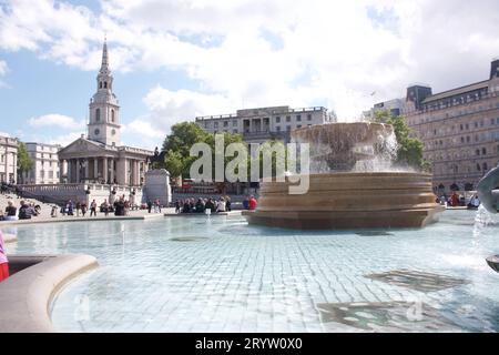 Trafalgar Square con St Martin-in-the-Fields sullo sfondo. Foto Stock