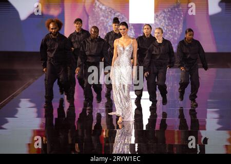 Parigi, Francia, 1 ottobre 2023, Kendall Jenner cammina lungo la pista durante il 6° spettacolo l'Oréal alla Torre Eiffel, Francois Loock / Alamy Live News Foto Stock