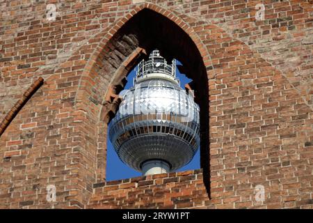 Franziskaner-Klosterkirche und Berliner Fernsehturm Franziskaner-Klosterkirche und Berliner Fernsehturm, 11.08.2023, Mitte, Klosterstrasse, Berlino, durch ein Fenster der Franziskaner-Klosterkirche sieht man den Berliner Fernsehturm. *** Chiesa del monastero francescano e torre della televisione di Berlino chiesa del monastero francescano e torre della televisione di Berlino, 11 08 2023, Mitte, Klosterstrasse, Berlino, attraverso una finestra della chiesa del monastero francescano è possibile vedere la torre della televisione di Berlino credito: Imago/Alamy Live News Foto Stock