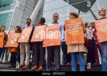 Londra, Regno Unito. 2 ottobre 2023. I medici stanno con cartelli a sostegno della paga equa al picchetto della British Medical Association (BMA) fuori dall'University College Hospital, come consulenti NHS (National Health Service) e medici in formazione continuano il loro sciopero congiunto sulla paga. Credito: SOPA Images Limited/Alamy Live News Foto Stock