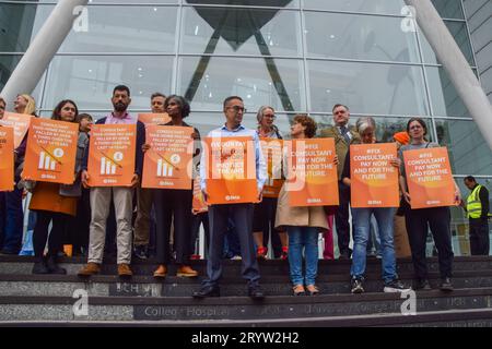 Londra, Regno Unito. 2 ottobre 2023. I medici stanno con cartelli a sostegno della paga equa al picchetto della British Medical Association (BMA) fuori dall'University College Hospital, come consulenti NHS (National Health Service) e medici in formazione continuano il loro sciopero congiunto sulla paga. Credito: SOPA Images Limited/Alamy Live News Foto Stock