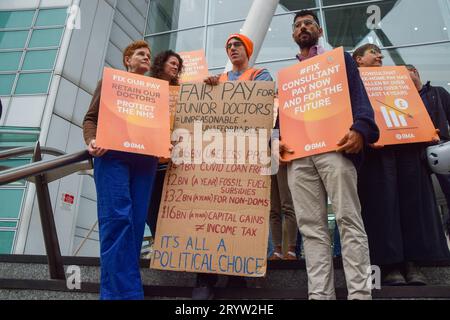 Londra, Regno Unito. 2 ottobre 2023. I medici stanno con cartelli a sostegno della paga equa al picchetto della British Medical Association (BMA) fuori dall'University College Hospital, come consulenti NHS (National Health Service) e medici in formazione continuano il loro sciopero congiunto sulla paga. Credito: SOPA Images Limited/Alamy Live News Foto Stock