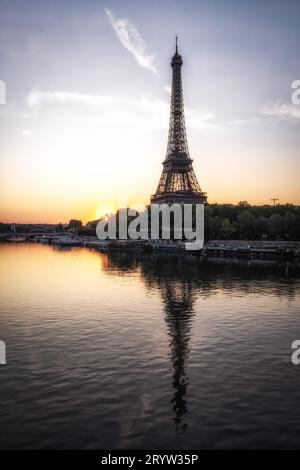 Torre Eiffel, vista sull'alba sulla Senna Foto Stock