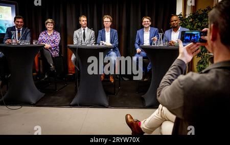 L'AIA - Robert van Asten (consigliere d66), Marielle Vavier (consigliere GroenLinks), Martijn Balster (consigliere PvdA), Hilbert Bredemeijer (consigliere CDA), Robert Barker (presidente PvdD) e Nur ICAR (presidente DENK) durante la presentazione della coalizione dell'Aia senza cuore per l'Aia. Il precedente consiglio cadde perché i partiti del consiglio non erano in grado di concordare su come trattare con Hart voor Den Haag. Questo partito più grande del consiglio comunale è stato screditato perché gli ex consiglieri Richard de Mos e Rachid Guernaoui sono stati oggetto di un caso di corruzione. ANP ROBIN UTRECHT netherlands ou Foto Stock