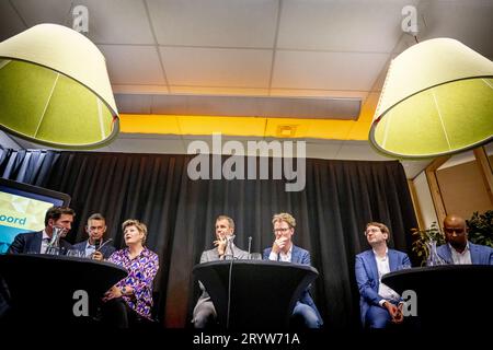 L'AIA - Robert van Asten (consigliere d66), Marielle Vavier (consigliere GroenLinks), Martijn Balster (consigliere PvdA), Hilbert Bredemeijer (consigliere CDA), Robert Barker (leader del partito PvdD) e Nur ICAR (leader del partito DENK) durante la presentazione della coalizione dell'Aia senza cuore per l'Aia. Il precedente consiglio cadde perché i partiti del consiglio non erano in grado di concordare su come trattare con Hart voor Den Haag. Questo partito più grande del consiglio comunale è stato screditato perché gli ex consiglieri Richard de Mos e Rachid Guernaoui sono stati oggetto di un caso di corruzione. ANP ROBIN UTRECHT NETHER Foto Stock