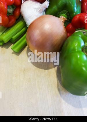 Verdure fresche su Butcher Block Foto Stock