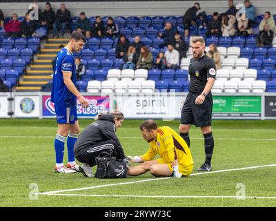 Durante la partita di fa Cup contro il Warrington Rylands FC Macclesfield, il portiere Conor o'Keefe, aveva bisogno di cure fisiologiche su una gamba infortunata Foto Stock