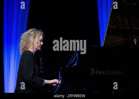 Alcyona Mick che suona il pianoforte con Tori Freestone al sax tenore, dal vivo allo Scarborough Jazz Festival 2023 Foto Stock