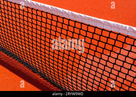 Mesh sul campo da tennis rosso Foto Stock