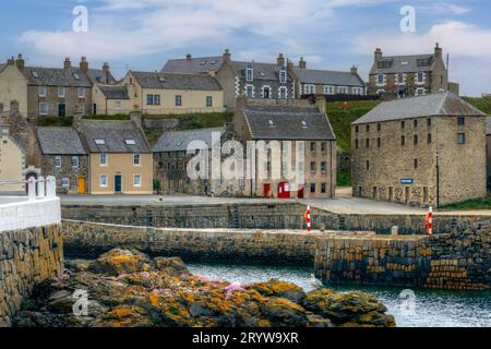 Porto storico per pescatori e cottage tradizionali per pescatori a Portsoy, Aberdeenshire, Scozia. Foto Stock