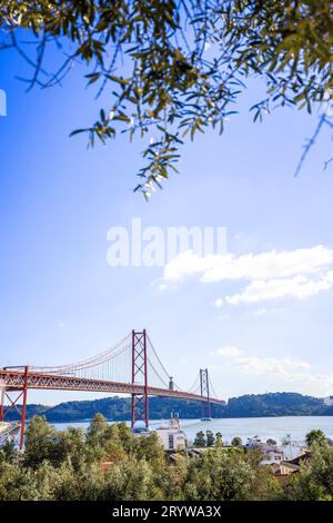 Il maestoso Ponte del 25 aprile sul fiume Tago a Lisbona, Portogallo Foto Stock