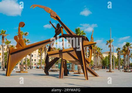 Barcellona, Spagna - 27 luglio 2023: Una vista su piazza Placa del Mar a la Barceloneta, Barcellona, Spagna, che mette in evidenza lo scultore Homenatge a la Natacio Foto Stock