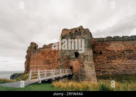 Vecchia strada con edifici storici nel centro della città di Alnwick, ad Alnwick, Inghilterra - maggio 2023. Foto di alta qualità Foto Stock