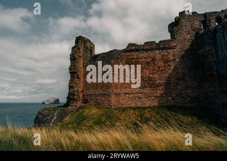 Vecchia strada con edifici storici nel centro della città di Alnwick, ad Alnwick, Inghilterra - maggio 2023. Foto di alta qualità Foto Stock