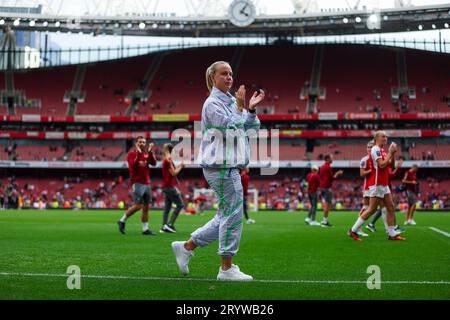 Beth Mead dell'Arsenal applaude i tifosi alla fine della partita di Super League femminile Barclays all'Emirates Stadium di Londra. Data immagine: Domenica 1 ottobre 2023. Foto Stock