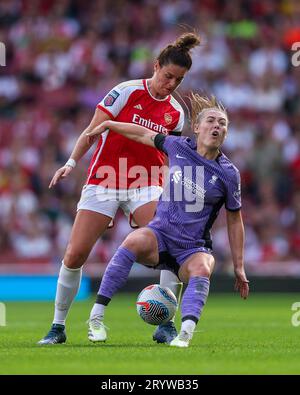 Jen Beattie dell'Arsenal e Miri Taylor del Liverpool si battono per il pallone durante la partita di Super League femminile Barclays all'Emirates Stadium di Londra. Data immagine: Domenica 1 ottobre 2023. Foto Stock