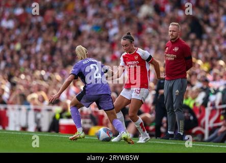 Caitlin Foord dell'Arsenal (a destra) e Emma Koivisto del Liverpool si battono per la palla durante la partita di Super League femminile Barclays all'Emirates Stadium di Londra. Data immagine: Domenica 1 ottobre 2023. Foto Stock