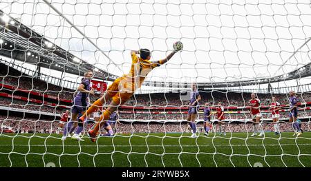 Il portiere del Liverpool Rachael Laws fa un salvataggio durante la partita di Super League femminile Barclays all'Emirates Stadium di Londra. Data immagine: Domenica 1 ottobre 2023. Foto Stock